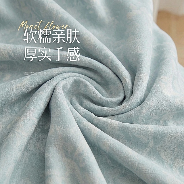不改变窗帘的花纹面料，将图进行裂变，主要展示窗帘的柔软的特写镜头，还要保留原来的文字