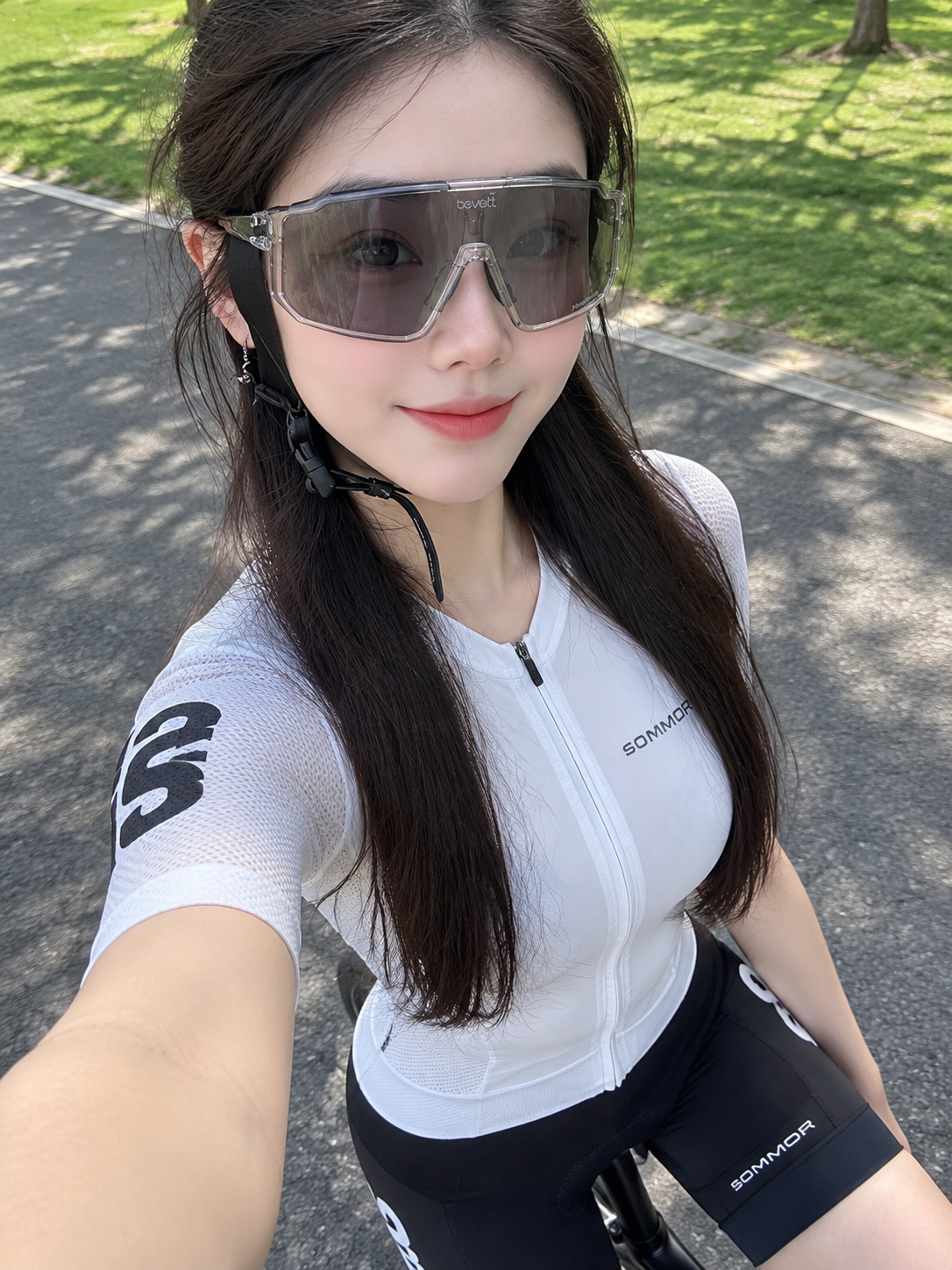 一位漂亮的中国年轻女生，五官精致，化着干净漂亮的妆容，哑光底妆… - 图片创意预览