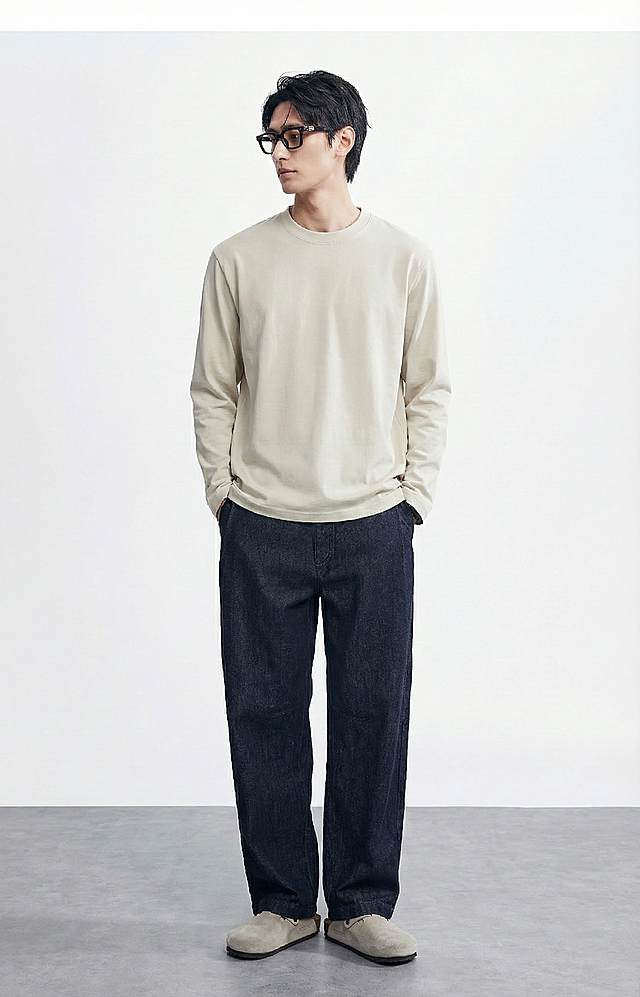 把白底图的衣服穿到模特身上
场景:灰色地面与白色背景，光线自然，背景简洁
画质要求:写实，8k，高细节，对焦清晰，光线自然，无变形