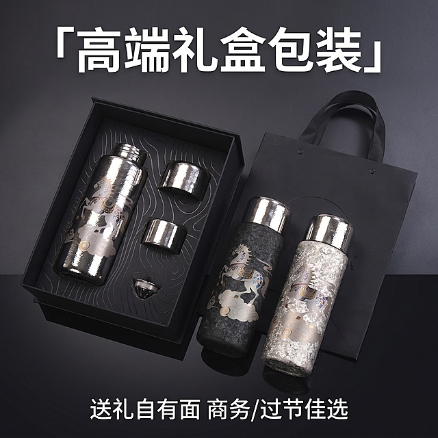 [主图 4] 礼盒包装展示，突出送礼属性。
[氛围风格] 黑色高级商务风，质感沉稳大气
[画质] 商业摄影质感，产品清晰真实，画面干净高级
[元素] 整套礼盒完整展示，包含外手提袋、打开的内盒、保温杯和全套配件整齐摆放，场景简洁大气。保持原有产品外观、礼盒设计、材质质感与颜色绝对一致，杜绝变形和色差。产品整套占比约75%，画面层次清晰，满屏无边框
[光影] 均匀柔和布光，突出礼盒质感和产品层次，暗调背景衬托高端感
[配色] 主色调深空黑，搭配提带黑色和金属银色，整体商务高级
[视角构图] 平拍俯视构图，整套产品完整展示，布局均衡
[文字版式] 顶部主标题「高端礼盒包装」大号白色粗体，底部副标题「送礼自有面 商务/过节佳选」小号白色文字
[比例分辨率] 1:1比例，2k分辨率，文字清晰锐利，超高清
[负向提示词] 变形，水印，文字错乱，产品模糊，背景杂乱