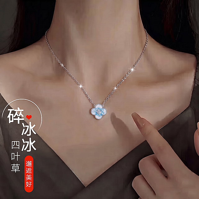 把中间的吊坠缩小一些