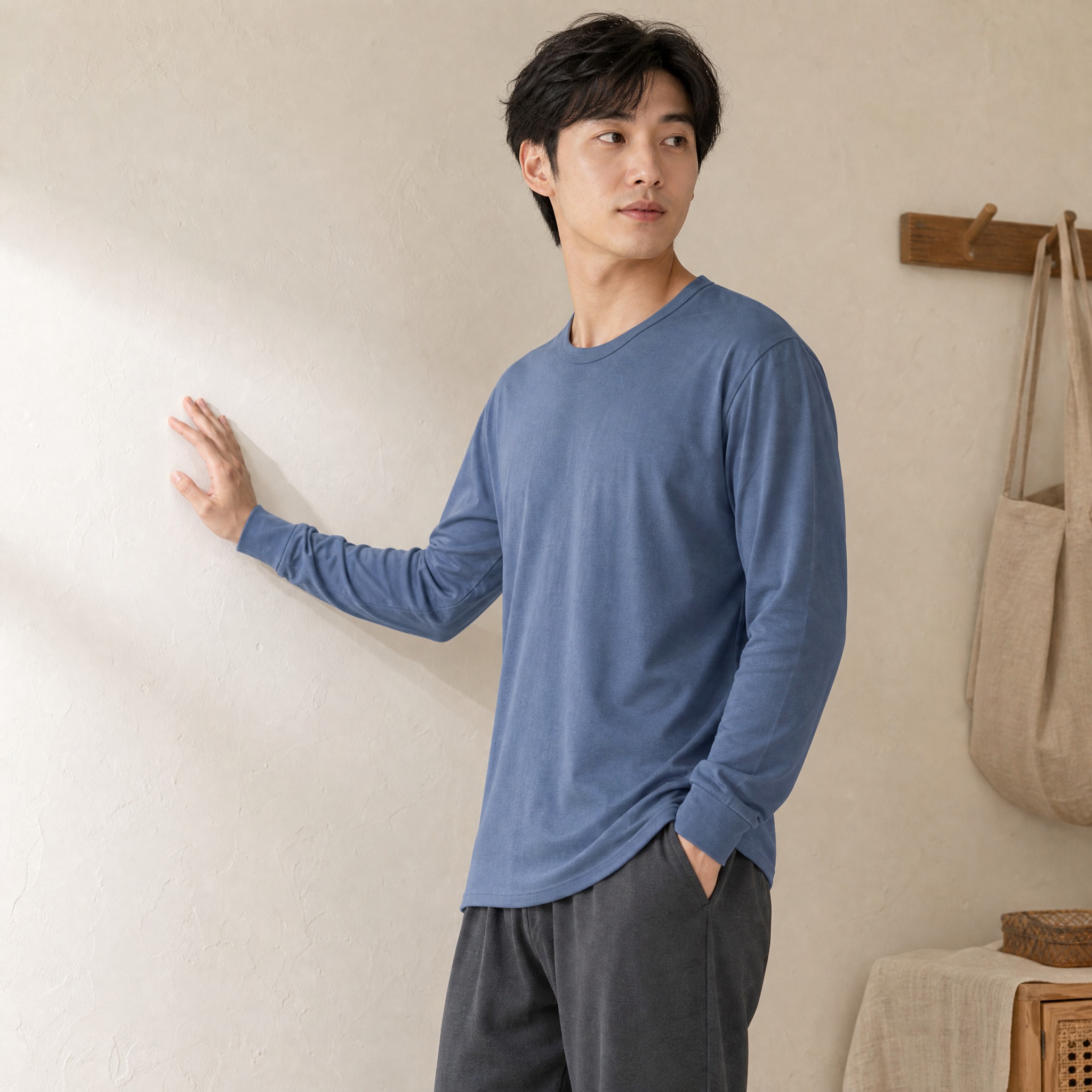 [主图-2] 侧面模特穿搭展示，展示肩线与衣长比例，与首图角度… - 图片创意预览