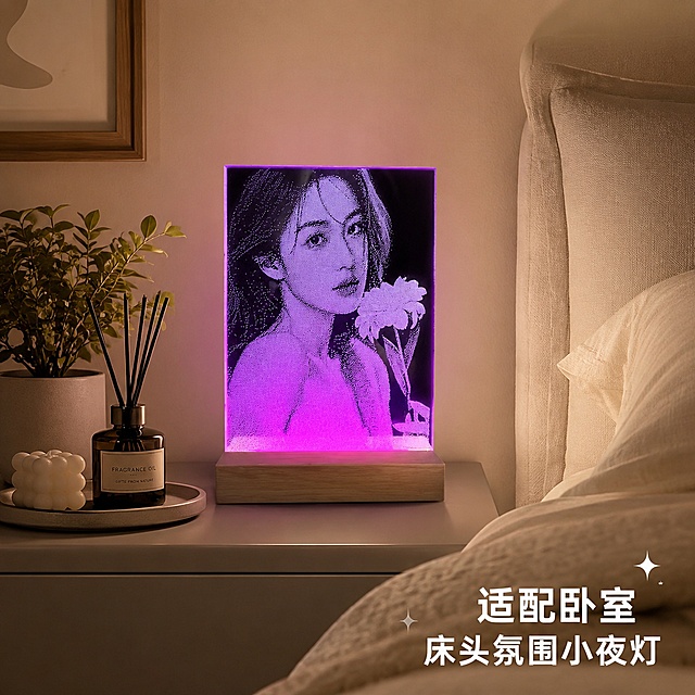 [主图-3] 风格搭配展示，定制锤子玻璃画放在卧室床头柜场景展示；保持产品外观材质颜色和原图一致；氛围风格温馨奶油风卧室场景，生活化氛围感；产品放在浅灰色床头柜上，旁边搭配香薰和小盆栽，浅米色墙面，亚麻床品露出一角；画质商业摄影质感，光线柔和自然，场景真实有生活感；商品主体占比60%，融入场景不突兀；光影卧室夜晚暖光，产品自身发光成为小夜灯，整体光线柔和温馨；配色主色调浅奶白卧室，产品紫色发光作为视觉焦点；视角构图平视全景，展示产品摆放位置和空间搭配；文字版式右下负空间标注"适配卧室 床头氛围小夜灯"白色文字清晰，不遮挡产品；1:1比例，2k分辨率，文字清晰画面超高清；负向提示词变形，文字错乱，产品图模糊，背景杂乱，水印，电商平台Logo