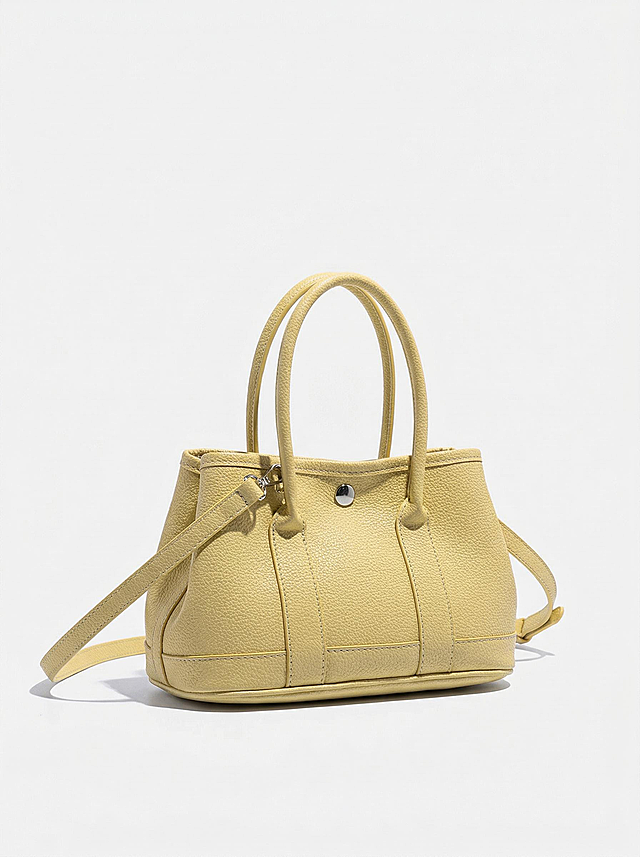 将背景改为纯白色#FFFFFF，清除产品上所有指纹、灰尘与划痕，去除褶皱保持皮面整洁，添加专业影棚光效，呈现商业级大片摄影风格，提升画质至4K超清，让产品极致锐利、细节分明、主体突出，呈现30度侧面视角，无阴影