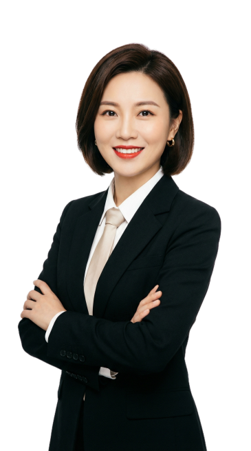 画面主体是一位面带微笑的东亚女性：留着干练的深棕色短发，妆容精致（唇色是明亮的红色），佩戴着小巧的金色耳饰，气质亲和又专业。穿了一身黑色的西装套装，内搭白色衬衫，搭配了一条浅米色的装饰性领带，整体造型预览效果