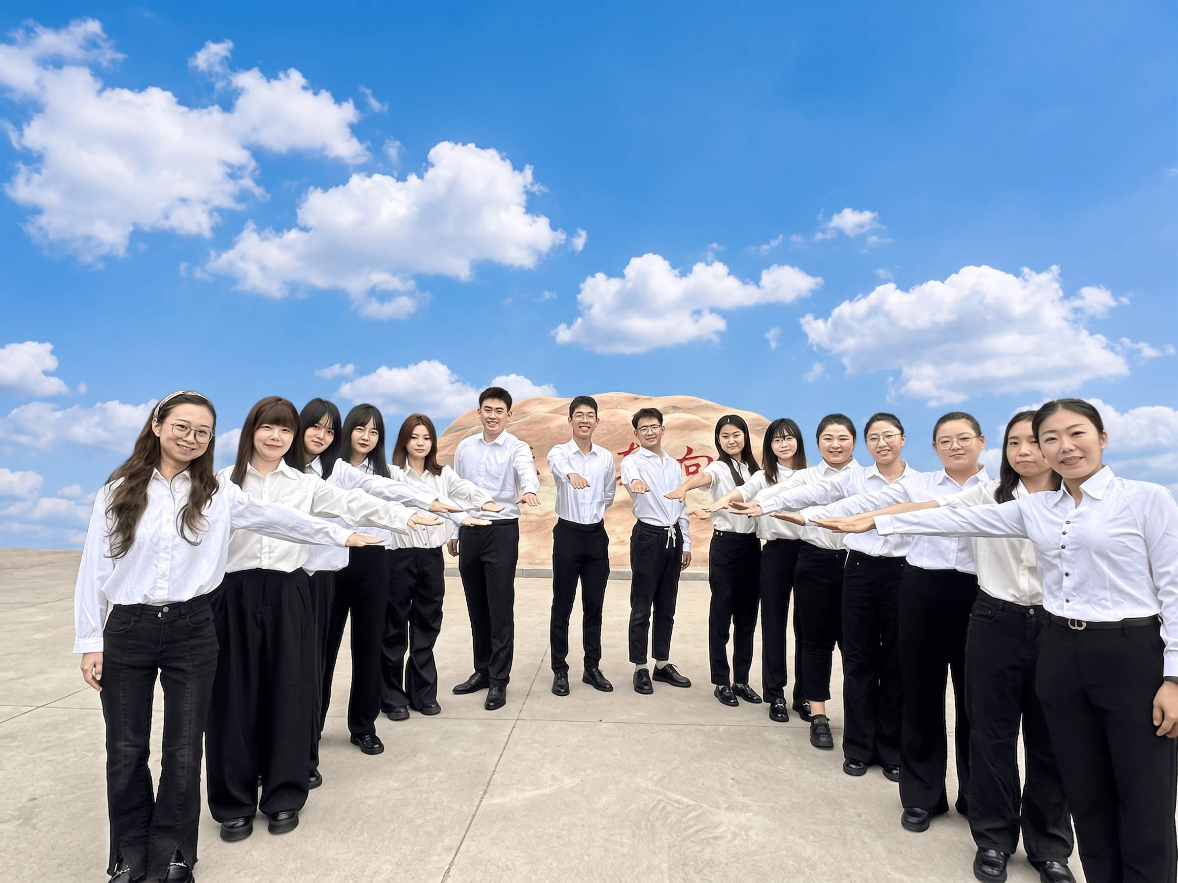 人脸保持不动，把鞋子变成黑色，后面的背景变成蓝天白云 - 图片创意预览