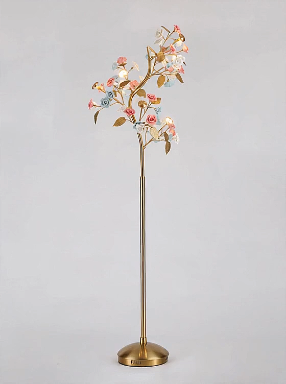 展示这款花朵落地灯整体灯体，镜头缓慢移动展示产品细节，灯光自然点亮，画面柔和精致