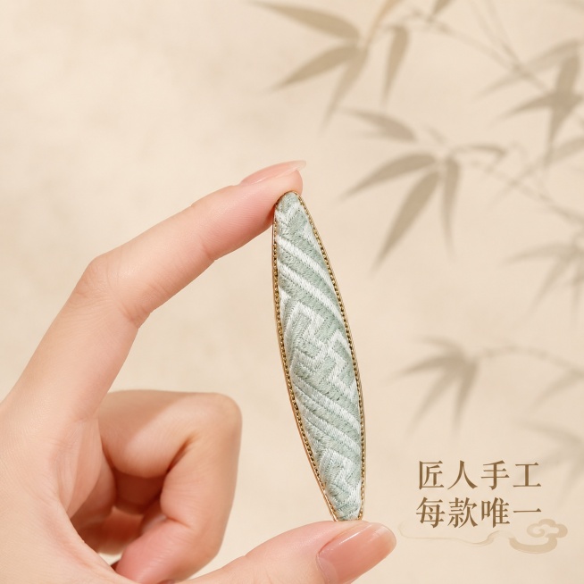 [主图-4] 手模手持展示尺寸细节
[氛围风格] 精致细节展示，真实自然
[画质] 高清商业摄影，质感细腻
[元素] 女生纤细手模手持本款宋锦发夹，拇指和食指轻捏发夹两端，展示整体尺寸大小，方便买家参预览效果