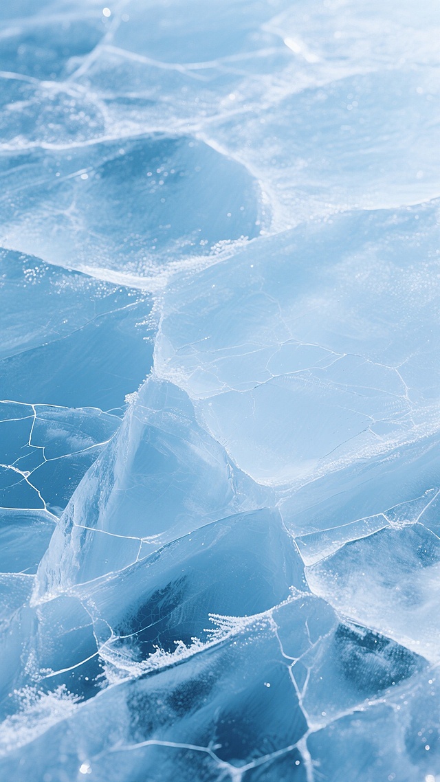 一张冰霜质感的抽象背景图，以深浅不一的蓝白色调为主，呈现出冰面特有的纹理和裂痕，整体风格偏向写实，光影效果柔和，营造出一种寒冷而纯净的氛围。画面中没有明显的主体物体，只有大面积的冰霜覆盖，给人一种宁静而神秘的感觉。