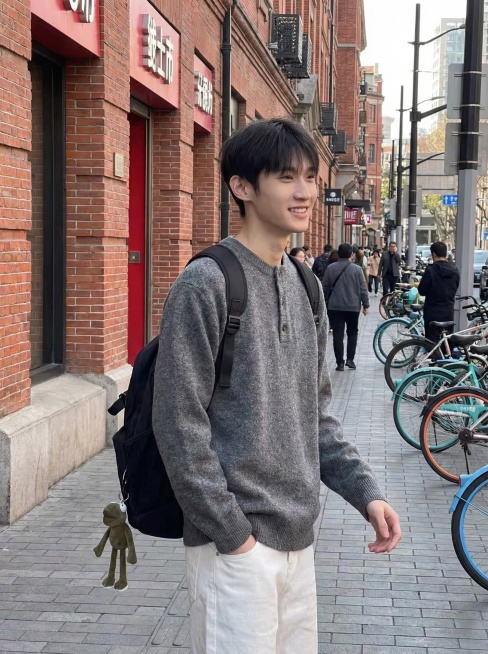 给人物换个动作，背景换成街边预览效果