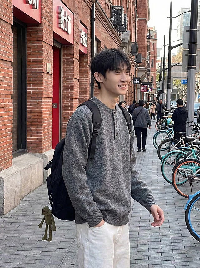 给人物换个动作，背景换成街边