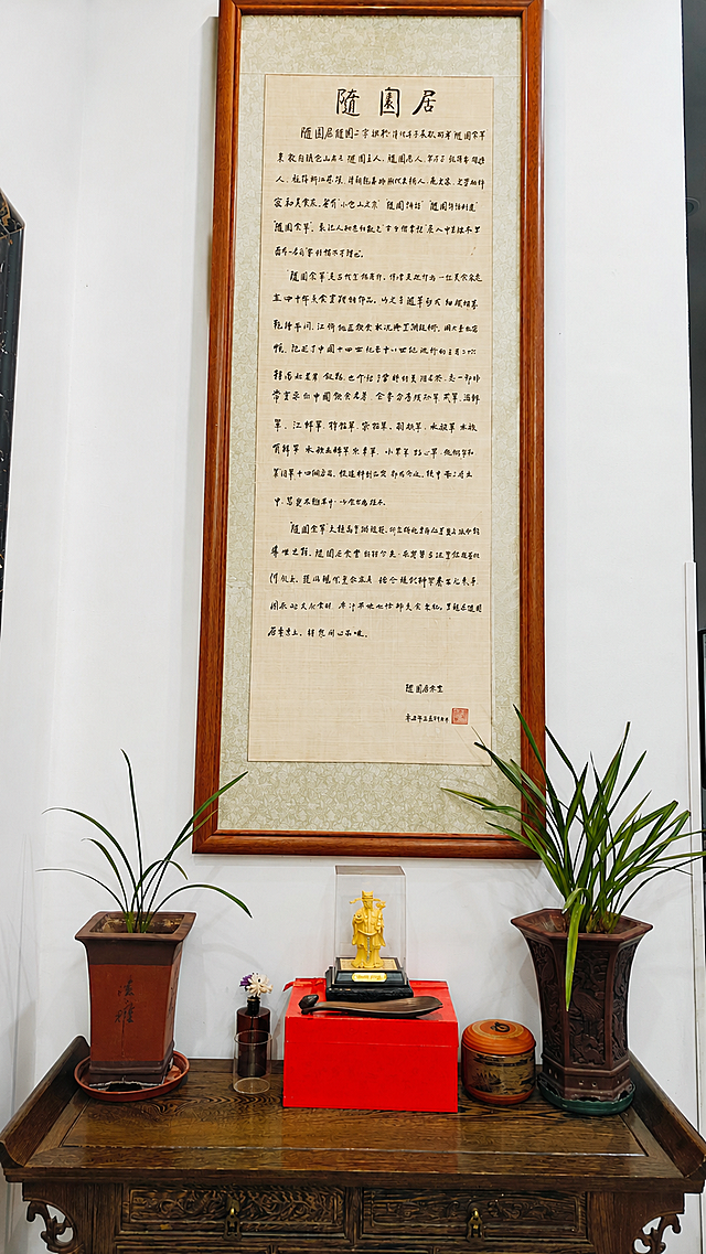 去除灯光曝光；美化色彩，突出红色墙面，不改变其他墙面颜色；提升为超高清像素；去除地面灯光反光，保持原有构图和其它内容不变