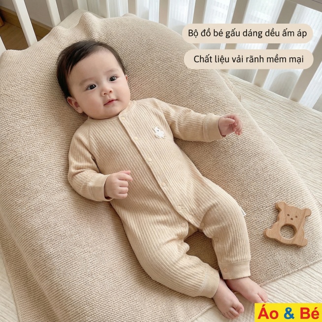 生成800x800像素1:1比例的浅卡其小熊刺绣婴儿连体衣主图（适配越南Shopee平台）：
1. 主体还原：完整呈现原图浅卡其色坑条面料、小熊刺绣装饰的开扣连体衣，真实模特日常穿戴展示
2. 卖点标预览效果