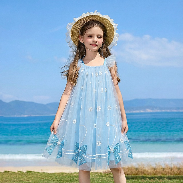 让图二的女孩换上图一一样的连衣裙，图二的尺寸和人物不变