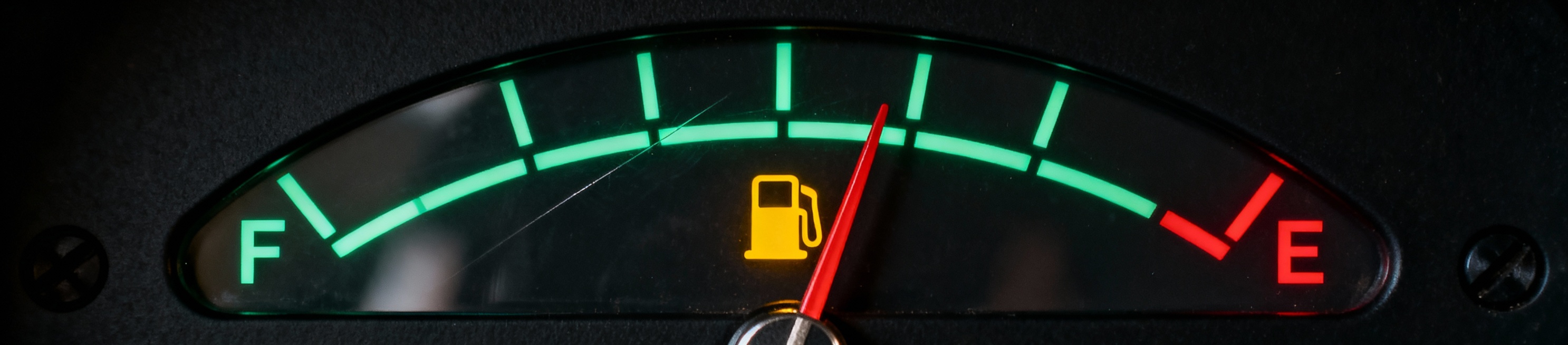 常态的临界点（极限特写版）
最终交付格式：1张横版海报，尺寸：长50 × 高11，分辨率300DPI，纯黑背景。
核心主题：通过对燃油表的极限特写，将公司“资金永远在红线边缘”的状态，抽象为一个纯粹、预览效果