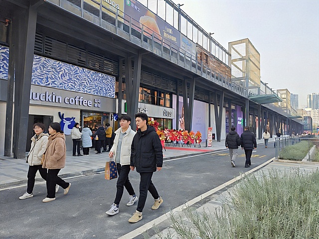 不改变图中建筑及细节，添加穿着保暖时尚衣服的年轻男女，店内有人购物，店外有人路过，人物面部正常自然无扭曲