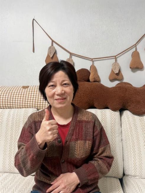 仅将人物头发颜色修改为黑茶色，其他内容和构图保持不变预览效果