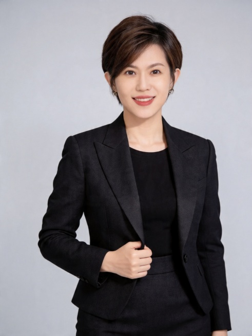 参考图中保留人物脸型、发型、年龄等特征生成职场形象照,标准焦段50mm,f/4光圈(f/2.8-f/4区间),平视视角(镜头与人物视线齐平);人物占画面70%,人物居中(居中构图),位于画面中心,为视预览效果