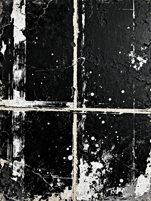 以纯黑色为基底，具有强烈肌理感的抽象背景，表面布满粗糙的白色刮痕、斑驳的纹理和不规则的噪点，形成黑白对比鲜明的视觉效果，整体呈现出一种复古、破损且带有工业风的质感，画面中隐约可见垂直和水平交错的浅色线条，增添了层次感和结构感。