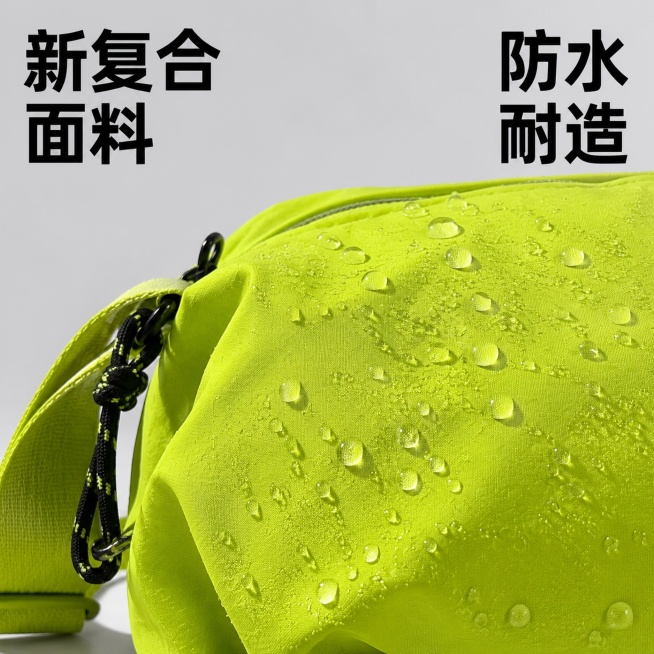 [主图-5] 斜挎包新复合面料防水功能展示特写图。
[氛围风格] 功能演示，专业可信
[画质] 商业摄影质感、光线均匀通透、产品清晰真实、画面干净高级
[元素] 原荧光绿色斜挎包局部特写，水滴在包包面预览效果