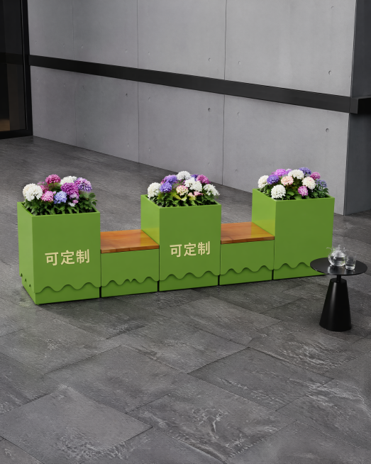 超写实商业空间产品摄影。
主体：花箱座椅组合严格参照上传产品图，完整保留所有可见组件、轮廓、结构、比例、绿色金属材质、木质坐面颜色，保留产品本体上的"可定制"文字信息，与上传图完全一致；产品占画面60预览效果