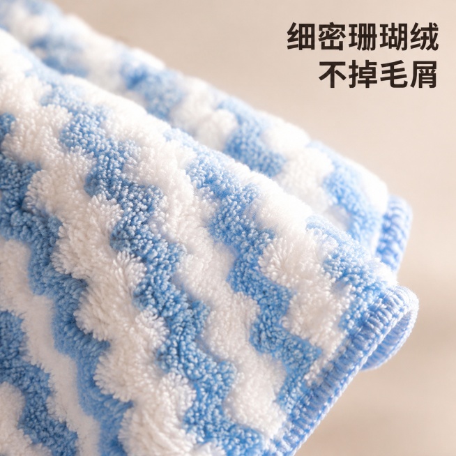 [主图-3] 珊瑚绒抹布纤维材质细节特写主图。[氛围风格] 微距特写，突出细腻柔软不掉毛的品质。[画质] 商业摄影微距特写，细节清晰锐利，质感真实。[元素] 放大展示珊瑚绒抹布表层纤维纹理，能清晰看到预览效果