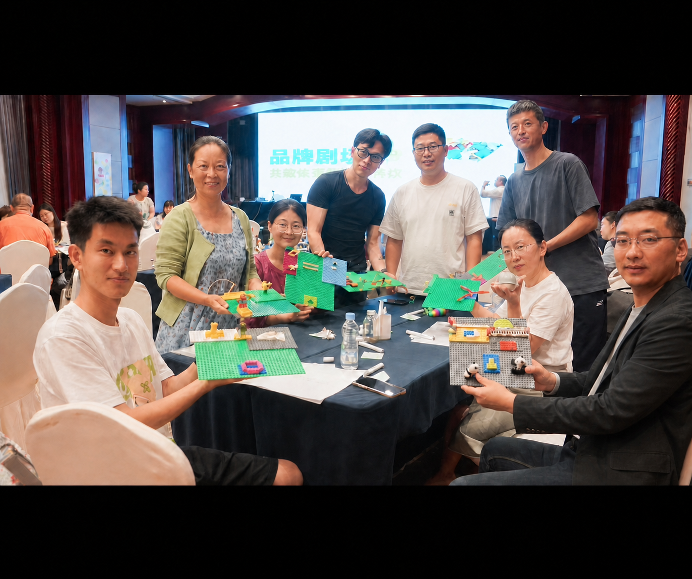 将中间穿白色T恤戴眼镜男士的手部及手中的乐高道具全部删除，不露… - 图片创意预览