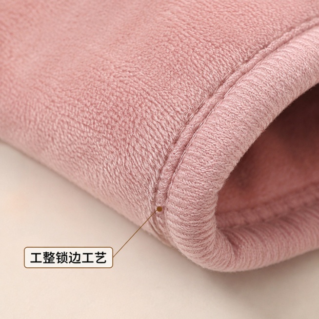 [主图-面料2] 樱花粉色纯色休闲绒毯包边工艺近拍特写，展示做工细节，真实呈现。
[氛围/风格] 工整精细，真实突出品质工艺，不过度修饰。
[画质] 微距真实商业摄影，细节清晰锐利。
[元素] 特写展预览效果