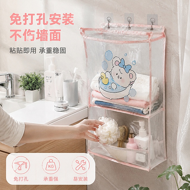 [主图-4] 免打孔安装浴室真实使用场景图
[氛围风格] 真实居家浴室场景 温馨自然 生活感强
[画质] 真实生活摄影质感 光线自然柔和 产品融入环境 画面干净有温度
[元素] 真实的卫生间浴室场景 浅灰色大理石瓷砖墙面 白色洗手台 旁边挂着免打孔壁挂双层透明浴室收纳挂袋 产品外观与输入图完全一致 粉色包边拉直挺括 立体饱满 三个透明免打孔挂钩牢固粘贴在瓷砖墙面上 上层大隔层里放着干净的毛巾和换洗衣物 下层小隔层里插着沐浴刷 浴球 分装瓶等洗浴用品 一只女性的手正从下层隔层中拿取一个浴球 手部自然 动作轻松 体现使用便捷性 洗手台上摆放着洗手液 牙杯 护肤品等日常卫浴用品 背景有浴帘边缘 绿植点缀 整体是真实的居家浴室环境 整洁温馨 保持产品外观物理结构材质质感颜色与输入产品图一致 杜绝任何变形和色差 包边拉直 立体效果 商品主体占比约55% 画面满屏无边框
[光影] 浴室暖白光从顶部洒下 柔和自然 产品透明材质有轻微反光 阴影自然 整体温馨明亮 有生活气息
[配色] 主色调浅灰 白色 粉色 辅助色木色 浅绿 暖白 温馨自然
[视角构图] 45度斜侧视角 产品挂在墙面右侧 左侧露出洗手台和手部动作 场景层次丰富 景深中等 生活感强
[文字版式] 左上负空间左对齐 主标题免打孔安装 不伤墙面 粉色大号粗体圆润字体 副标题粘贴即用 承重稳固 灰色中号字体 左下角有三个圆形小图标横向排列 分别配文免打孔 承重强 易安装 图标为粉色线条风格 现代圆润无衬线字体 文字不遮挡产品主体和手部
[输出要求] 1:1比例 文字清晰锐利 超高清真实摄影质感
[负向提示词] 变形 文字错乱 产品模糊 背景杂乱 水印 电商平台Logo 手部畸形 多指 穿模