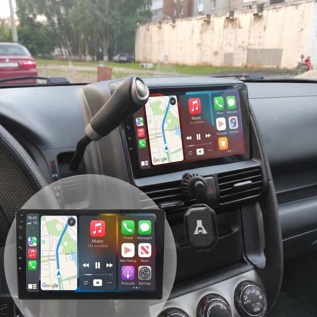 1. 将原车机中控屏幕界面替换为真实带导航的三分屏carplay UI；2. 保留原室外真实驾驶场景背景；3. 提取包含左侧按键和屏幕质感的车机中控屏幕界面，单独抠出放大清晰展示；4. 将抠出放大的屏预览效果