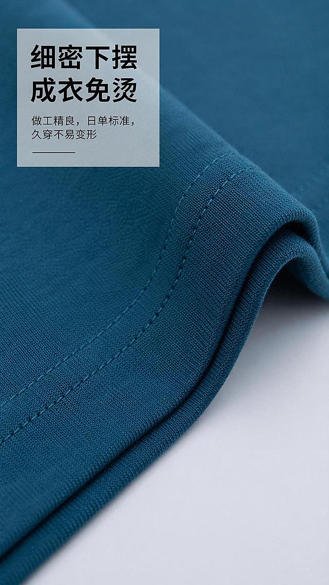 [第6屏] 下摆细节特写，展示学习强国联名Polo衫的细密做工。本屏使用【图9】下半部分下摆细节图。
[氛围/风格] 专业细节特写风，干净浅灰背景突出缝线工艺，清晰商业质感。
[元素布局] 下摆卷曲细节占据画面大部分区域，左上角预留文字说明区域；保持面料纹理、缝线工艺和原图完全一致。
[光影质感] 侧光打光，突出缝线的密实度和面料质感，纹理清晰，明暗对比自然。
[配色色系] 全局底色 #f5f5f5，主色产品原色系，文字用深灰色搭配浅灰半透明底，简洁清晰。
[视角构图] 特写平视视角，聚焦下摆缝线工艺，突出做工细节。
[文字版式] 左上角半透明灰色块上放主标题「细密下摆 成衣免烫」加粗黑色大字；副标题「做工精良，日单标准，久穿不易变形」黑色小字，文字清晰不遮挡关键细节。
[比例分辨率] 9:16 竖版比例，4K分辨率，文字清晰可辨，高清画质。
[负向提示词] 缝线变形，纹理模糊，文字错乱，颜色偏差，水印。