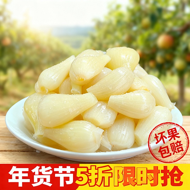 生成一张水果电商主图。主体上附着水珠位于视觉中心，背景为虚化果园风景，自然打光。商品卖点“坏果包赔”红色圆形印章样式展示。画面下方为红黄配色文本框，展示卖点信息“年货节 5折限时抢”。