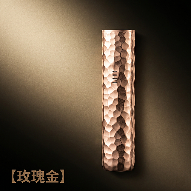 [主图 4] 玫瑰金金属水波纹支架杆单款展示，保持原产品外观、颜色、纹理一致，去除杆子内部多余头部；[氛围风格] 酷炫高级质感，潮流吸睛；[画质] 商业摄影质感，高清锐利，产品清晰真实，画面干净高级；[元素] 玫瑰金款支架杆竖直放置在画面中心，保持产品本身玫瑰金金属水波纹纹理完全一致，商品主体占比约70%，背景为渐变深香槟金暗调，带微弱的金属颗粒光泽，整体风格酷炫突出产品质感，消除原图手掌和杂乱背景；[光影] 侧光打造立体金属质感，高光突出水波纹锤纹起伏纹理，阴影硬朗对比强烈；[配色] 背景深香槟金渐变，产品玫瑰金金属质感；[视角构图] 中心竖版构图，景深效果，背景虚化突出主体；[文字版式] 左下负空间标注「【玫瑰金】」深棕色粗体字；[比例分辨率] 1:1比例，2k分辨率；[负向提示词] 变形，水印，文字错乱，产品模糊，背景杂乱，保留内部头部，手掌干扰