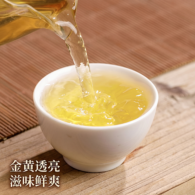 [主图 3] 茉莉小金针茶汤细节展示。
[氛围风格] 通透诱人，保持和前两张一致的清新自然风格
[画质] 商业摄影质感、光线柔和通透、产品清晰真实、画面干净高级
[元素] 公道杯往品茗杯倒茶汤的动态瞬间，金黄透亮的茶汤正在注入，品茗杯放在浅木茶席上，保留原茶汤颜色质感一致，杜绝偏色变形。动态水流突出茶汤清澈透亮特点，商品主体占比约65%。
[光影] 侧光突出茶汤通透感和液体光泽，高光自然不溢出，阴影柔和，层次分明。
[配色] 主色调为茶汤鹅黄色，浅木色背景衬托，清新温润。
[视角构图] 平视特写构图，聚焦茶汤动态，突出透亮质感
[文字版式] 左下简洁文字：金黄透亮 滋味鲜爽，深棕色字体清晰不抢主体
[比例分辨率] 1:1 比例，2k 分辨率，文字清晰锐利，超高清画质
[负向提示词] 变形，水印，文字错乱，产品模糊，背景杂乱，配色刺眼，遮挡主体