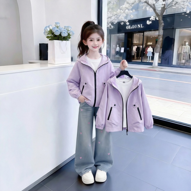 用图1的衣服替换图的2的人物穿的衣服和人手里衣架上挂着的衣服，保留原场景光影，保持图2的人物下身穿着不变，五官和发型不变，图片宽高尺寸不变，背景不变，鞋子不变，人物姿势不变，保持图1的衣服的款式和颜预览效果