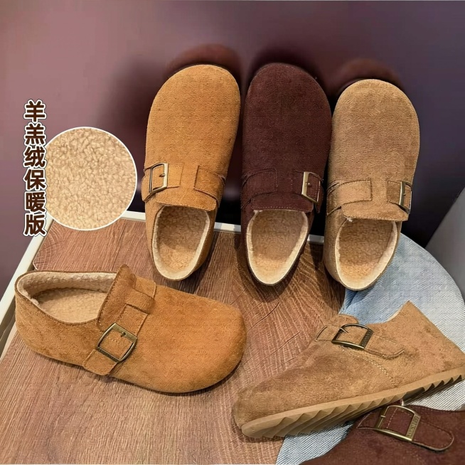 按照原图帮我重新设计一下鞋子摆放  辰小六品牌正品 品质保证这几个字不要预览效果