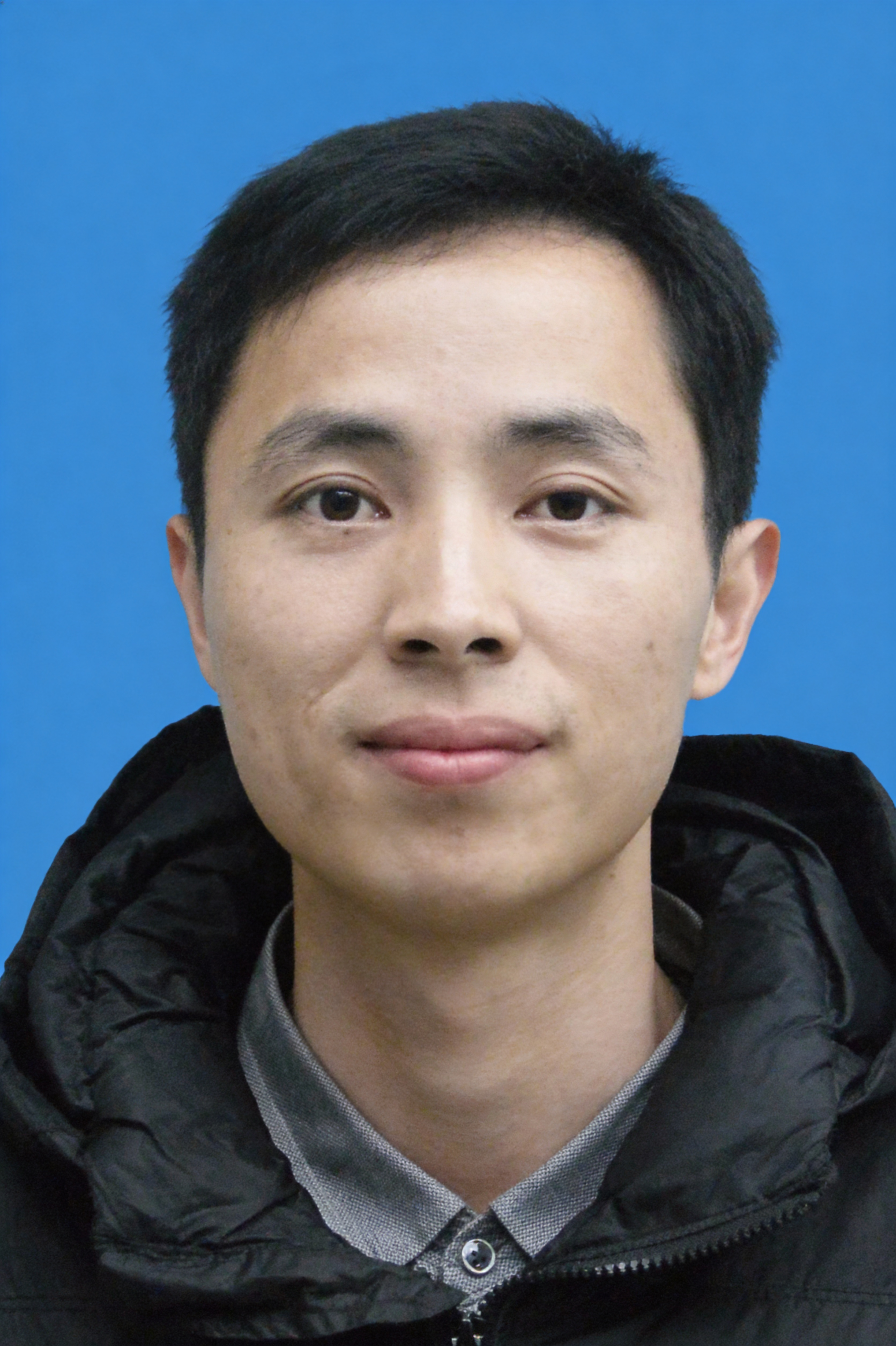 保留第一张图中人物发型、脸型、年龄特征生成标准样式纯正面证件照… - 图片创意预览