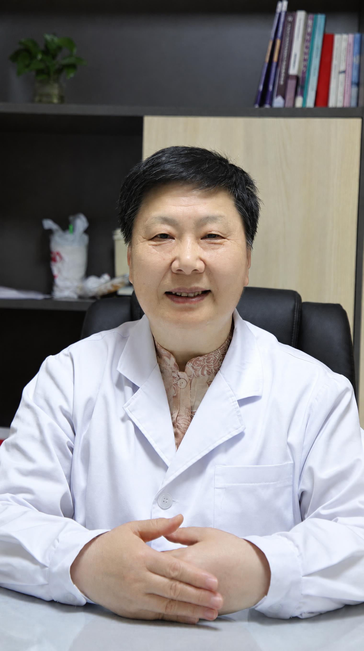 对这张医生半身照片做局部修复，仅修改白大褂区域：1）完全移除白… - 图片创意预览