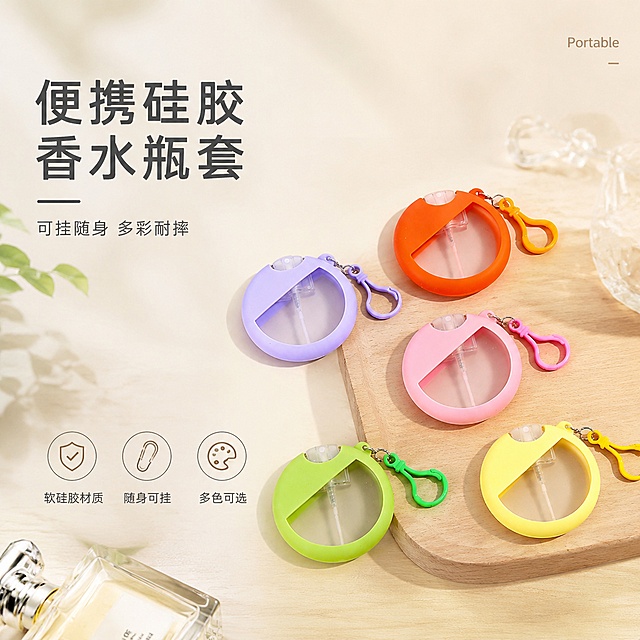 [单张主图] 彩色便携硅胶香水瓶套挂扣，采用左文右品场景型高级氛围感主图，卖点清晰，突出产品便携实用特性
[画面主体] 展示多色马卡龙硅胶香水瓶套，保持产品外观物理结构、材质质感、颜色与输入产品图绝对一致，杜绝任何变形和色差，精细化处理；产品放置在画面右侧，占画面约45%，所有产品清晰完整，主体突出
[构图版式] 左文右品场景型，左侧保留大面积留白放置文案，产品放右侧放大，底部用干净浅木台承托，整体浅色留白，低饱和高级静物摄影感
[场景元素] 背景为干净浅米白色浅景深，搭配少量透明香水瓶和浅绿叶小道具营造清新随身便携氛围，底部浅木台自然真实，不抢产品主体，所有文字放置在自然留白处不遮挡产品
[文案版式] 左上左对齐：
大字主标题“便携硅胶香水瓶套”
小字副文案“可挂随身 多彩耐摔”
底部三个线稿图标卖点：软硅胶材质 随身可挂 多色可选，每个图标配短文字说明
右侧角落添加小号英文装饰“Portable”
所有文字清晰，不遮挡产品主体，字重克制，留白自然
[光影质感] 自然柔光斜射，产品轮廓清晰带柔和投影，材质高光自然，背景虚化突出主体，整体干净通透，商业摄影高清质感，产品清晰真实，画面干净高级
[配色字体] 主色调浅米白，辅助色提取产品本身的马卡龙浅紫浅粉浅绿，字体采用轻无衬线，主标题字重稍大，文字颜色与背景强对比，清晰可读
[比例分辨率] 1:1 比例，2K分辨率，文字清晰可辨，超高清
[负向提示词] 变形，文字错乱，产品图模糊，背景杂乱，水印，电商平台Logo，主体遮挡，错字，糊字