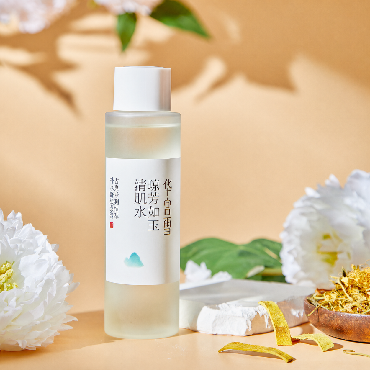 去掉画面右侧的小喷雾瓶，保留大瓶护肤品和周围的白色花朵、黄色花… - 图片创意预览