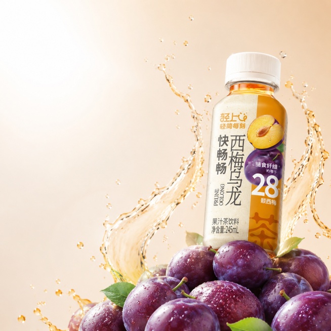 基于输入图片，仅保留单瓶装西梅乌龙产品，删除整箱包装盒。将瓶装产品放置在画面右侧，采用微仰视拍摄角度。瓶子底部堆叠大量新鲜完整西梅，形成西梅小山承托瓶子，西梅表面带自然水珠，新鲜饱满。在瓶子周围添加飞预览效果