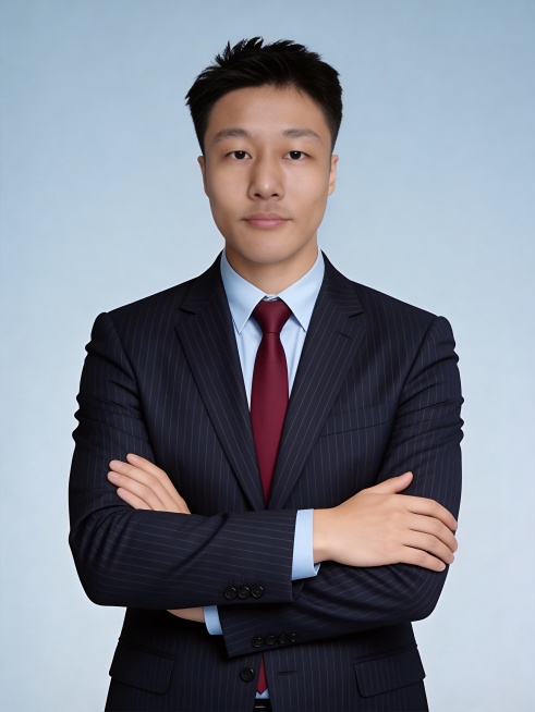 参考第一张图保留人物脸型､发型､年龄等特征生成职场形象照,参考第二张图人物占位和比例,标准焦段50mm,f/4光圈(f/2.8-f/4区间),平视视角(镜头与人物视线齐平);人物占画面70%,人物居中预览效果