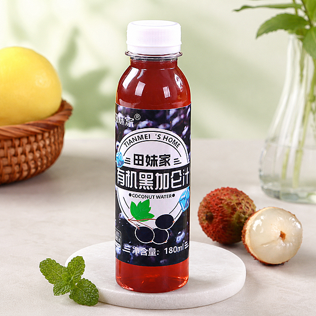 将图片背景更换为简约小清新电商展示台美食背景，保持果汁产品主体不变，保持1:1的比例不变