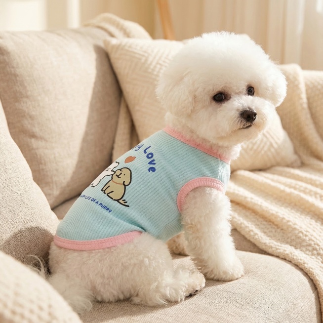 保留这件浅蓝拼粉宠物T恤的所有细节，包括卡通小狗图案、文字印花和纹理材质，更换一只新的可爱白色比熊犬模特穿着展示，背景放在温馨的家居沙发上，保持高清写实电商产品摄影风格预览效果