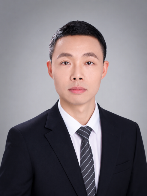 基于参考人像生成外贸行业专业商务职业形象照，人物身着精致商务正装，背景采用高级浅灰渐变商务背景，光线柔和专业，整体气质干练专业，符合外贸从业者的职业形象预览效果