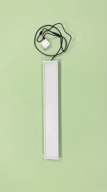 将图片背景替换为干净的淡绿色，保留灯具、电源线和电源适配器的原有外观和细节预览效果