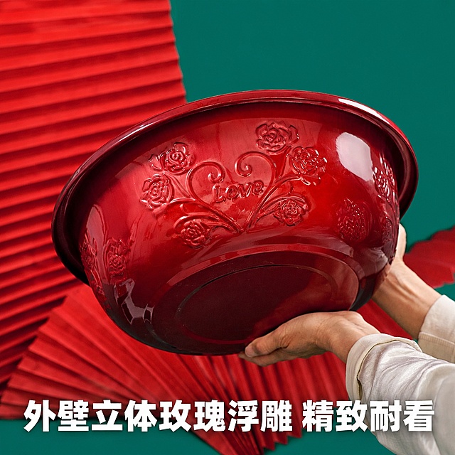 [主图-8] 盆外壁玫瑰花浮雕纹理实拍，展示精致细节。保持原侧举展示构图，保留立体玫瑰花和LOVE浮雕花纹细节，双手、红色折景绿色背景不变，添加配图标语制作电商主图。保持浮雕立体感和红盆酒红色泽与原图一致，突出外壁装饰工艺。底部添加标语："外壁立体玫瑰浮雕 精致耐看"，白色粗体大字放置底部，不遮挡浮雕细节，文字清晰。1:1正方形比例，超高清商业摄影质感。负向提示词：变形，文字错乱，产品图模糊，背景杂乱，水印，电商平台Logo