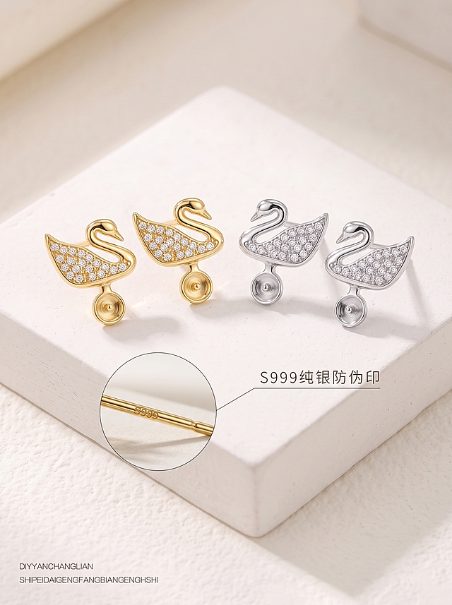 参考图1的场景构图和展示方式，将图中的小猫耳钉替换为图2的天鹅造型耳钉，展示两对天鹅耳钉：一对为亮金色，一对为亮银色，耳钉造型细节与图2完全一致，钻石镶嵌真实闪耀，金属质感光滑高级，放置在米白色方形展示台上，背景为柔和的米白色调，保留左下角S999纯银耳针细节放大图和文字标注，整体为真实珠宝摄影效果，光影柔和自然，高级精致