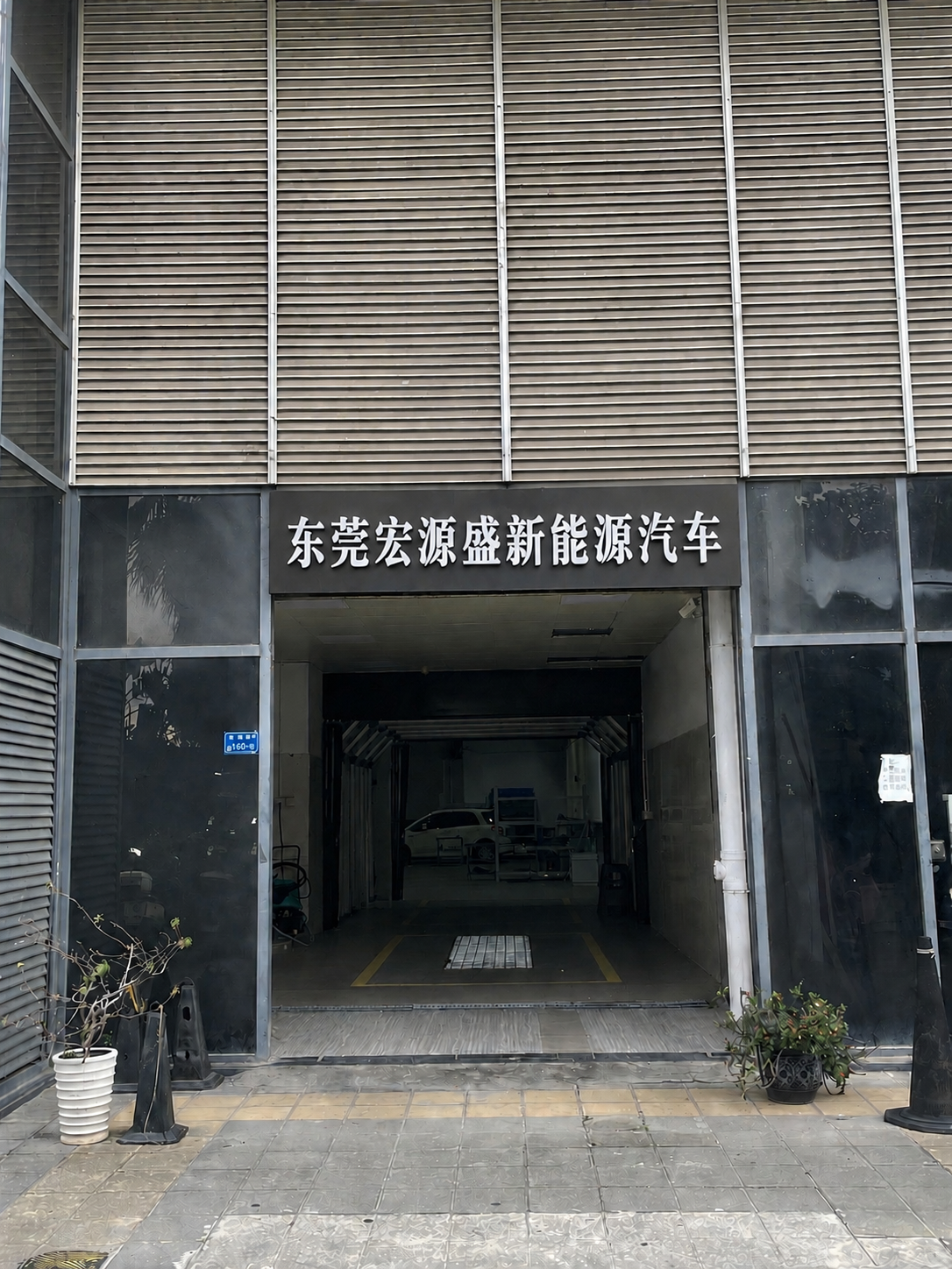 在这张建筑入口照片的红框标注位置（入口上方横梁区域，横跨左右玻… - 图片创意预览