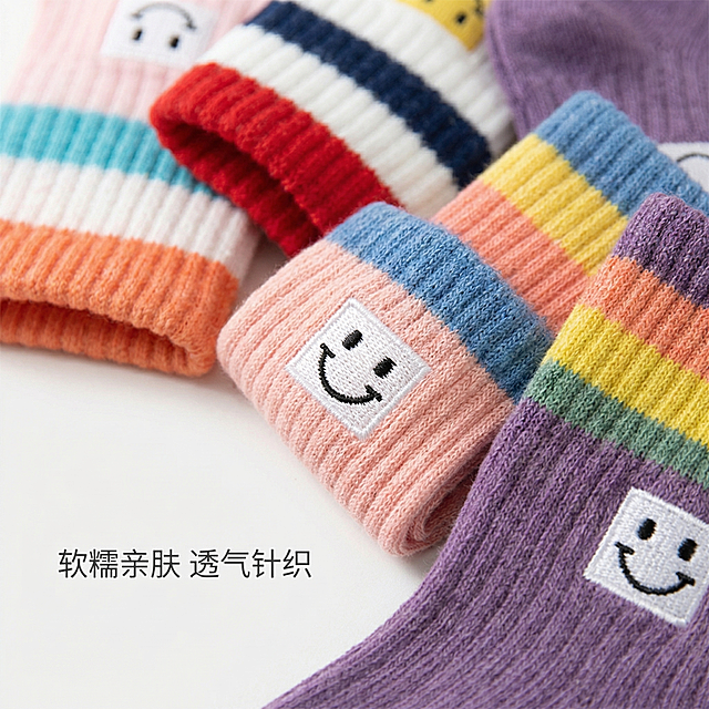 [主图 2] 儿童袜子细节特写主图
[氛围/风格] 清新真实，简约高级，质感展示
[画面元素] 商业摄影质感、光线柔和通透、产品清晰真实、画面干净高级。选取原商品袜子的笑脸刺绣标和针织坑条纹理进行特写放大展示，突出面料质感和做工细节，保留原有设计特征，背景为纯净浅灰色，构图简洁聚焦。无边框大图满铺。
[配色色系] 主色调：浅灰干净背景；保留袜子原有彩色条纹自然呈现。
[视角构图] 微距特写平视，浅景深突出细节。
[文字版式] 左下角负空间放卖点文字 “软糯亲肤 透气针织”，深灰细体字，不遮挡纹理细节。
[比例分辨率] 1:1比例，2k分辨率，文字清晰可辨，超高清。
[负向提示词] 变形，水印，文字错乱，产品模糊，背景杂乱，改变原有纹理颜色